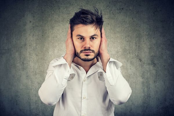Ù tai kéo dài khiến nhiều người cảm thấy khó chịu